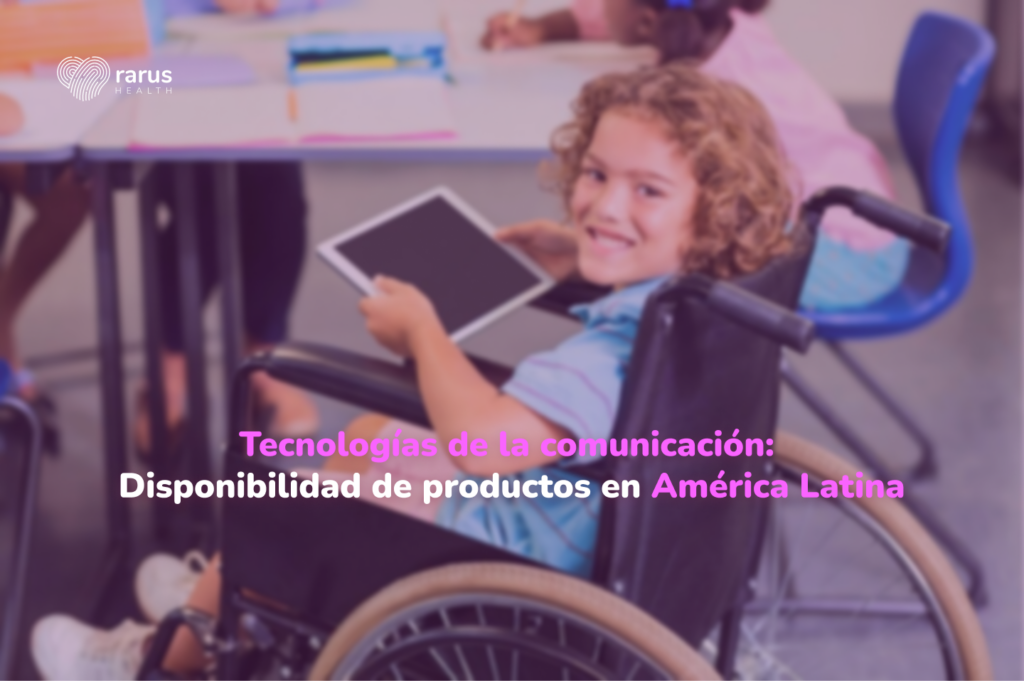 Tecnologías de la comunicación: Disponibilidad de productos en América Latina. Descripción de la imagen: Niño sonriente en silla de ruedas sosteniendo una tableta en un aula escolar, representando la inclusión y el uso de tecnologías de la comunicación en América Latina. Imagen destacada por Rarus Health sobre la disponibilidad de productos tecnológicos accesibles en la región.